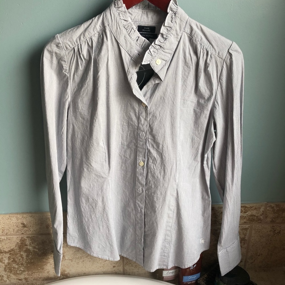 Women’s Tommy Hilfiger button down top. NWT